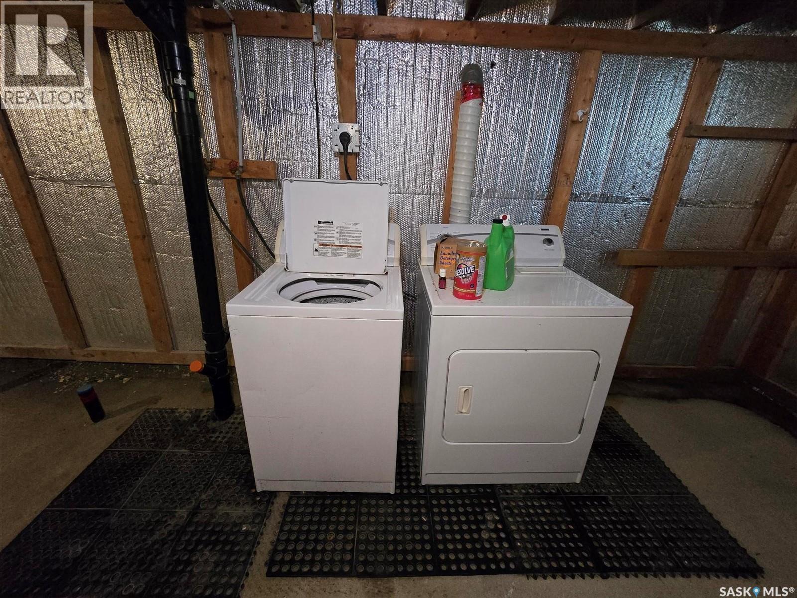 910 Pacific Street, Grenfell, SK - Indoor Photo Showing Laundry Room