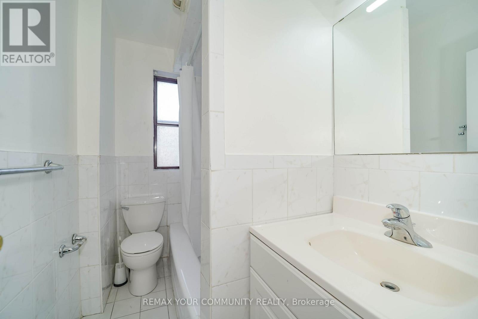 2 - 1378 Danforth Avenue S, Toronto, ON - Indoor Photo Showing Bathroom