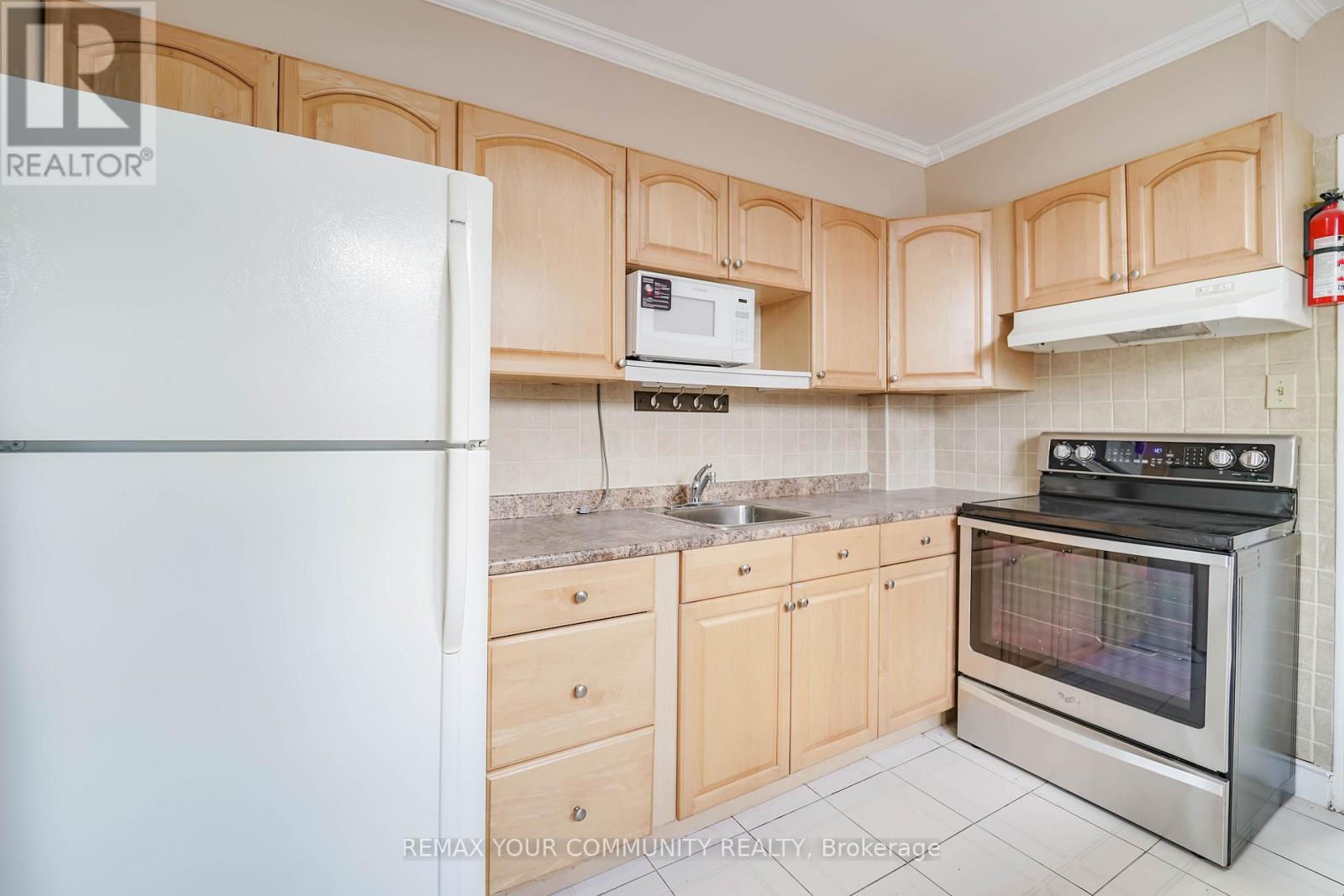 2 - 1378 Danforth Avenue S, Toronto, ON - Indoor Photo Showing Kitchen