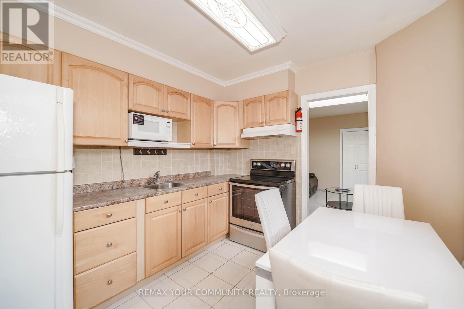 2 - 1378 Danforth Avenue S, Toronto, ON - Indoor Photo Showing Kitchen