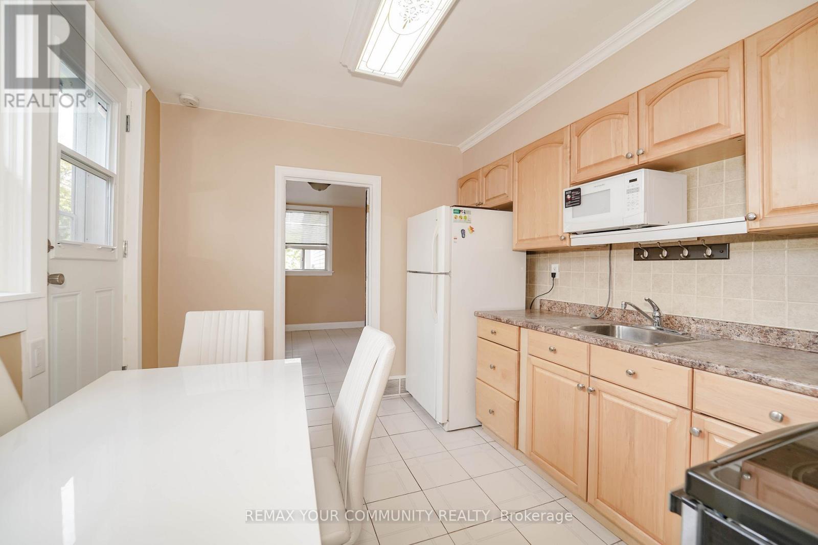 2 - 1378 Danforth Avenue S, Toronto, ON - Indoor Photo Showing Kitchen