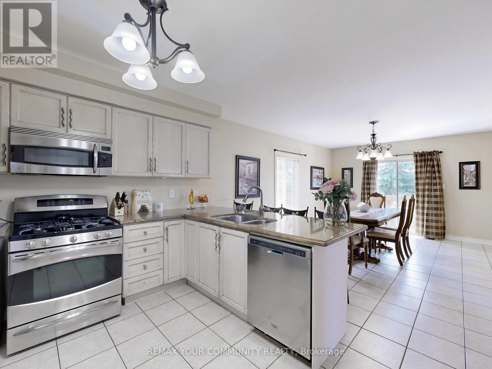 24 Cachet Hill Crescent, Vaughan, ON - Indoor Photo Showing Kitchen With Double Sink