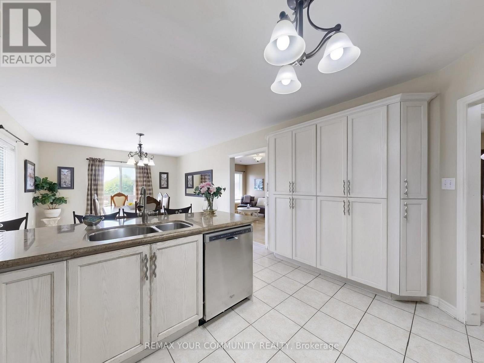 24 Cachet Hill Crescent, Vaughan, ON - Indoor Photo Showing Kitchen With Double Sink