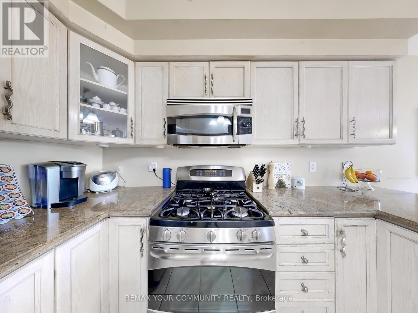 24 Cachet Hill Crescent, Vaughan, ON - Indoor Photo Showing Kitchen
