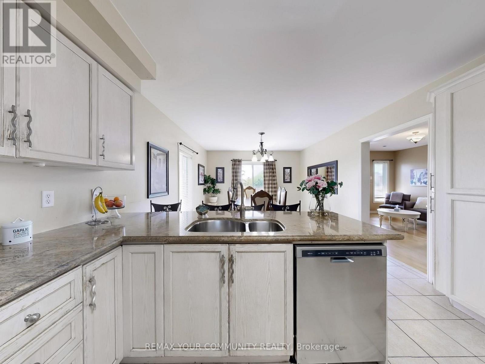 24 Cachet Hill Crescent, Vaughan, ON - Indoor Photo Showing Kitchen With Double Sink