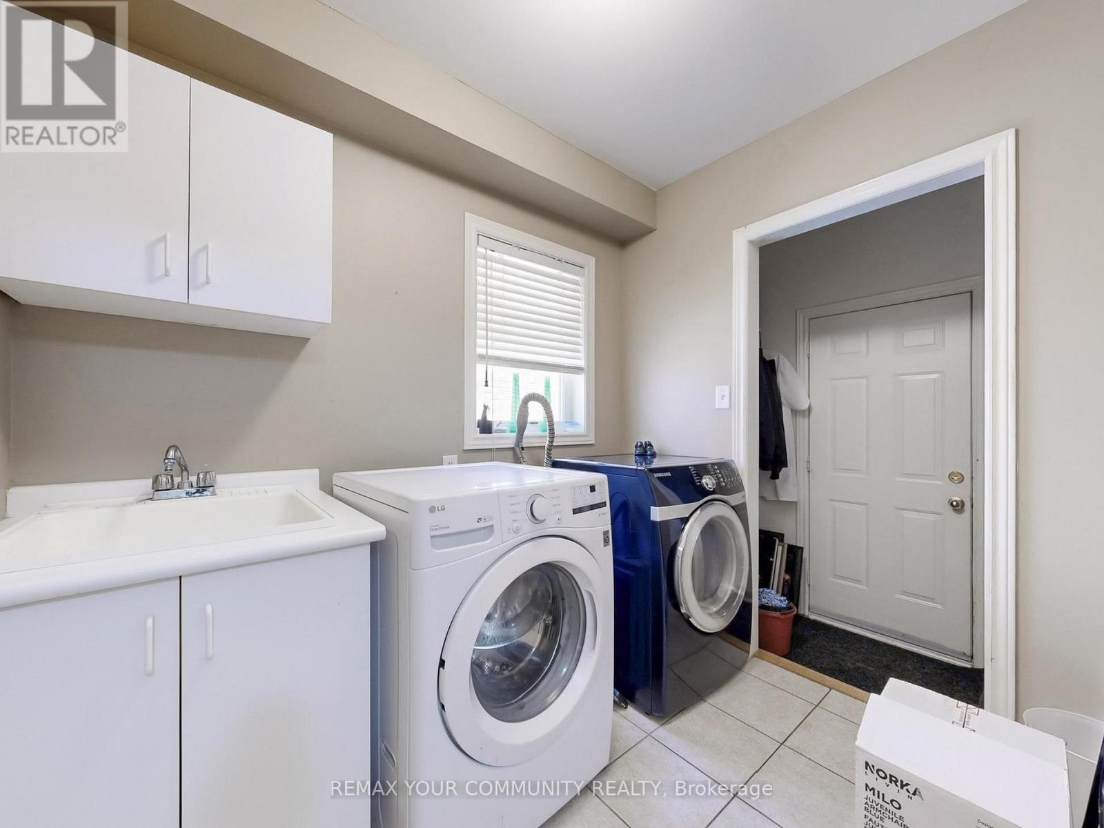 24 Cachet Hill Crescent, Vaughan, ON - Indoor Photo Showing Laundry Room