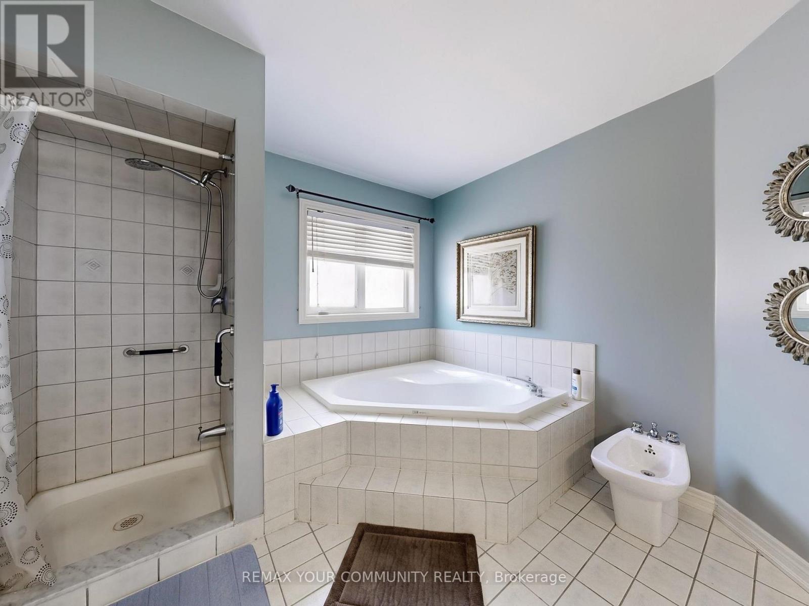 24 Cachet Hill Crescent, Vaughan, ON - Indoor Photo Showing Bathroom