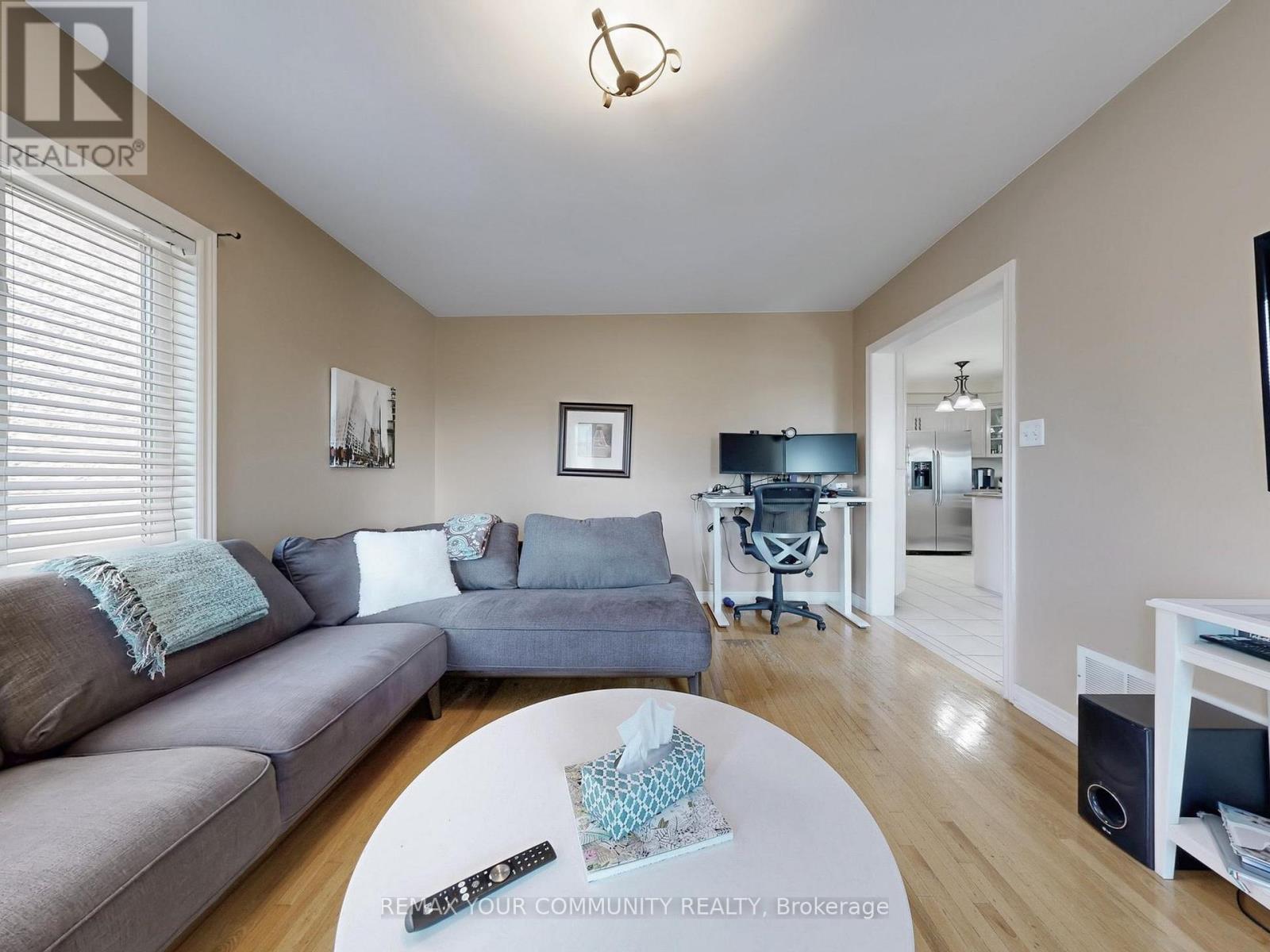 24 Cachet Hill Crescent, Vaughan, ON - Indoor Photo Showing Living Room