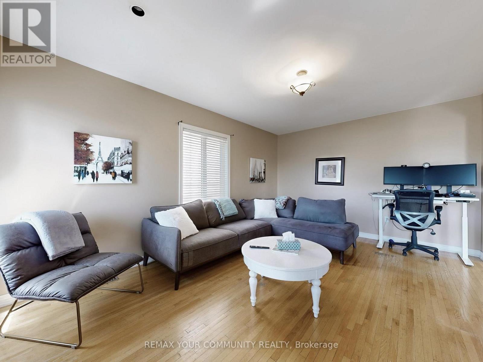 24 Cachet Hill Crescent, Vaughan, ON - Indoor Photo Showing Living Room