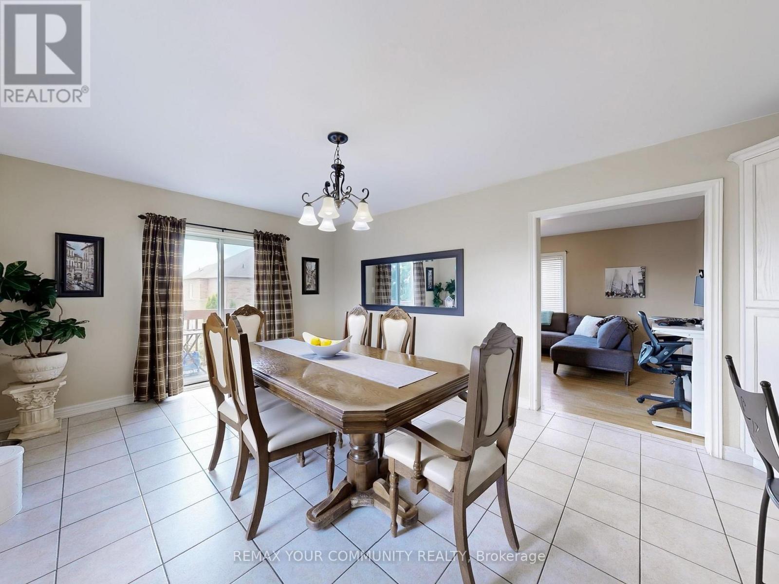24 Cachet Hill Crescent, Vaughan, ON - Indoor Photo Showing Dining Room