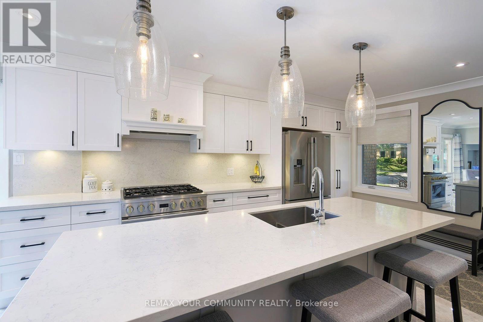 Luxurious Appliances - 35 John Dexter Place, Markham, ON - Indoor Photo Showing Kitchen With Double Sink With Upgraded Kitchen