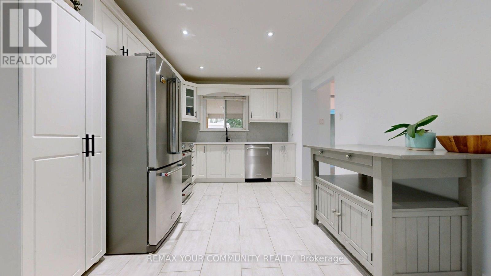 48 Crossbow Crescent, Toronto, ON - Indoor Photo Showing Kitchen