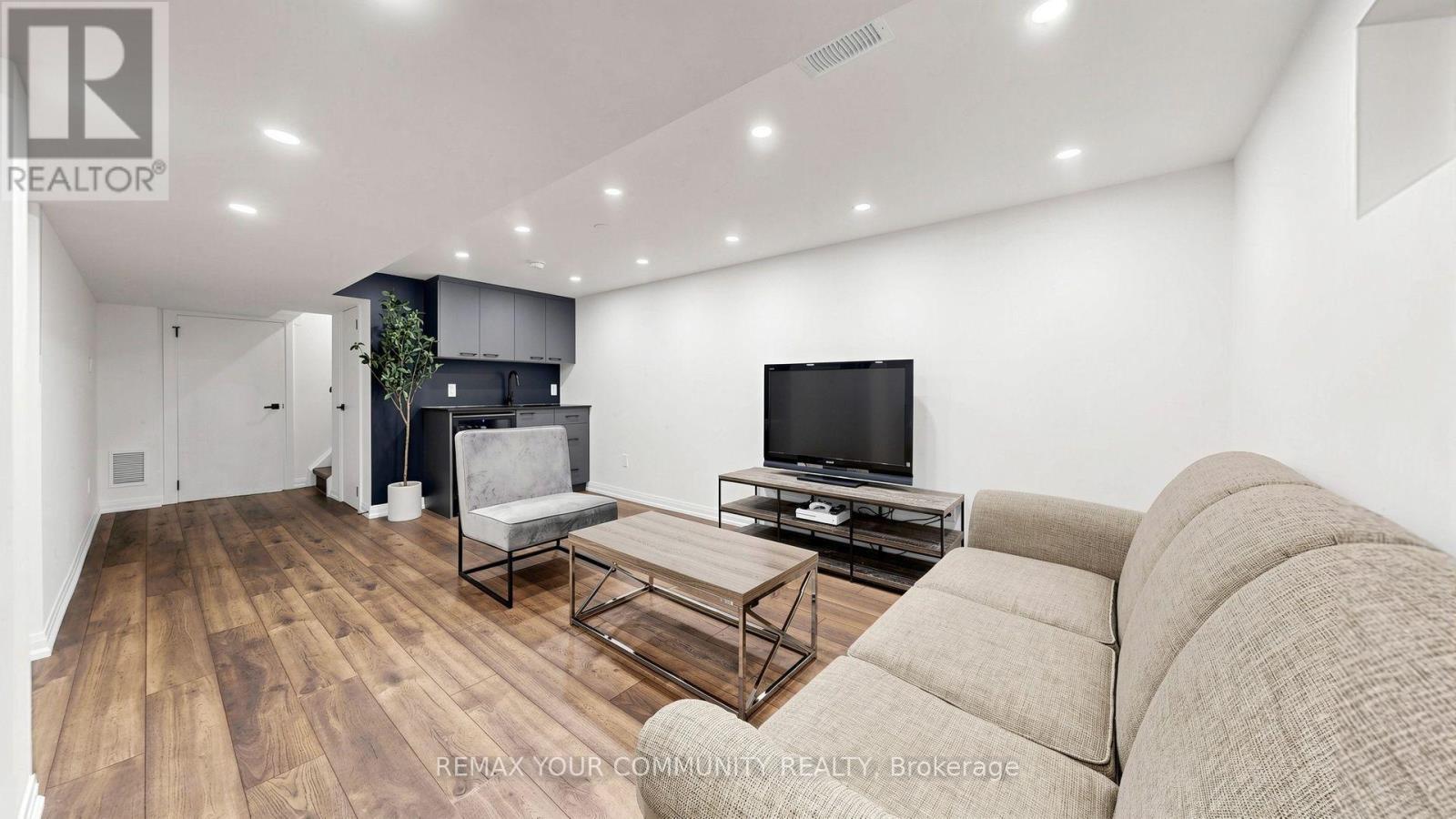 48 Crossbow Crescent, Toronto, ON - Indoor