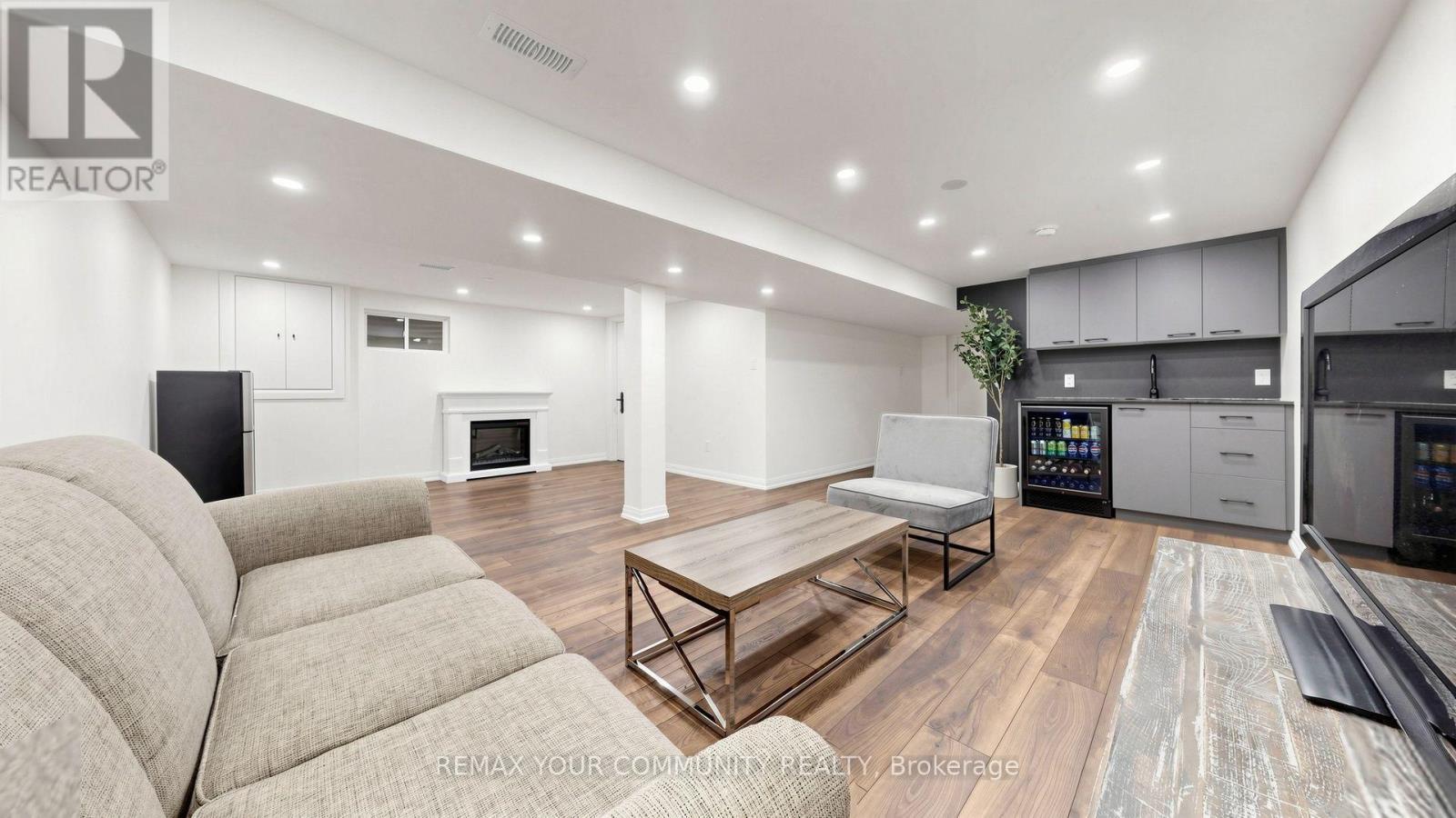 48 Crossbow Crescent, Toronto, ON - Indoor