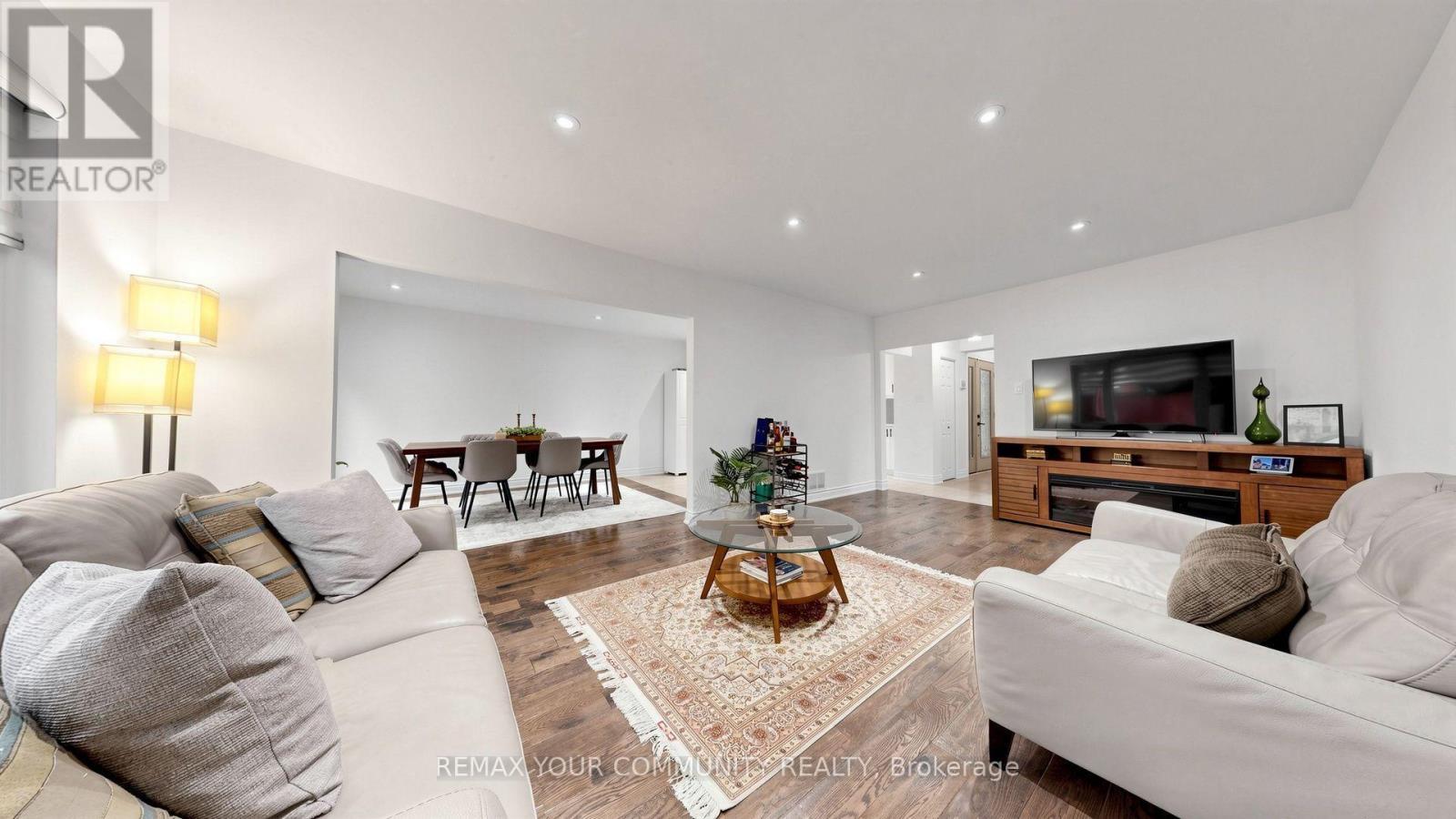 48 Crossbow Crescent, Toronto, ON - Indoor Photo Showing Living Room