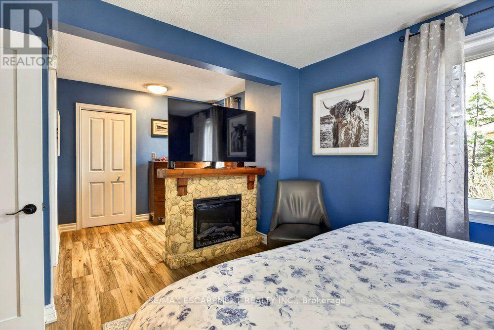 328 East 19Th Street, Hamilton, ON - Indoor Photo Showing Bedroom With Fireplace