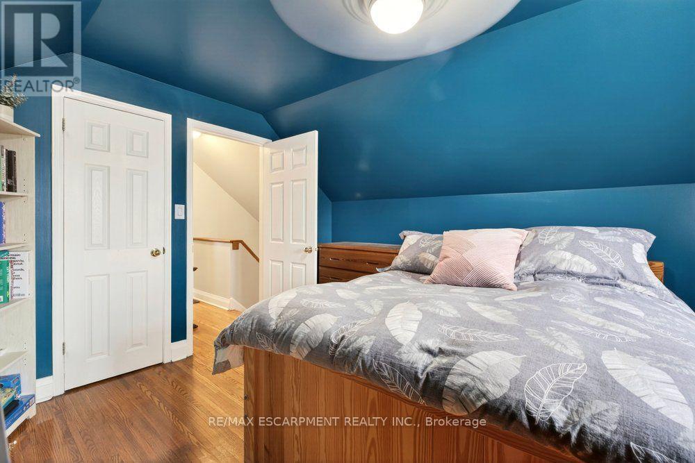 328 East 19Th Street, Hamilton, ON - Indoor Photo Showing Bedroom