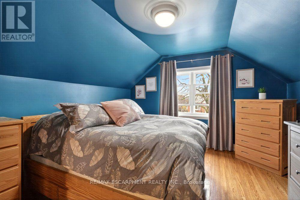 328 East 19Th Street, Hamilton, ON - Indoor Photo Showing Bedroom