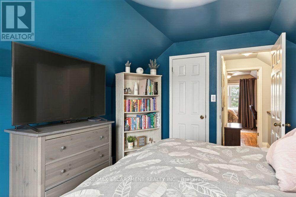 328 East 19Th Street, Hamilton, ON - Indoor Photo Showing Bedroom