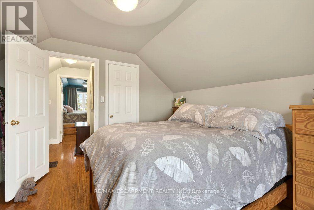 328 East 19Th Street, Hamilton, ON - Indoor Photo Showing Bedroom