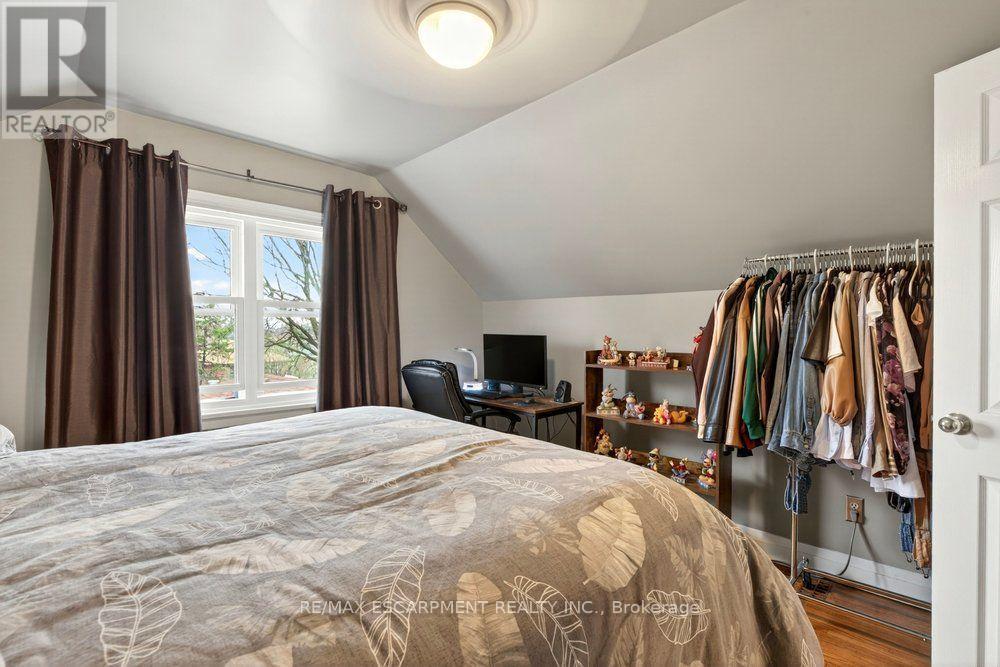 328 East 19Th Street, Hamilton, ON - Indoor Photo Showing Bedroom