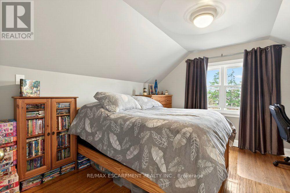 328 East 19Th Street, Hamilton, ON - Indoor Photo Showing Bedroom