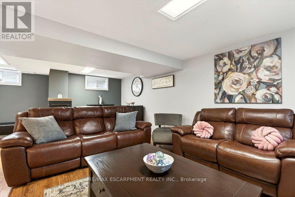 328 East 19Th Street, Hamilton, ON - Indoor Photo Showing Living Room