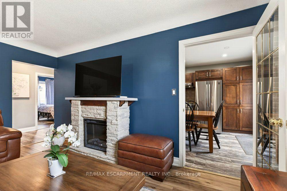 328 East 19Th Street, Hamilton, ON - Indoor Photo Showing Living Room With Fireplace