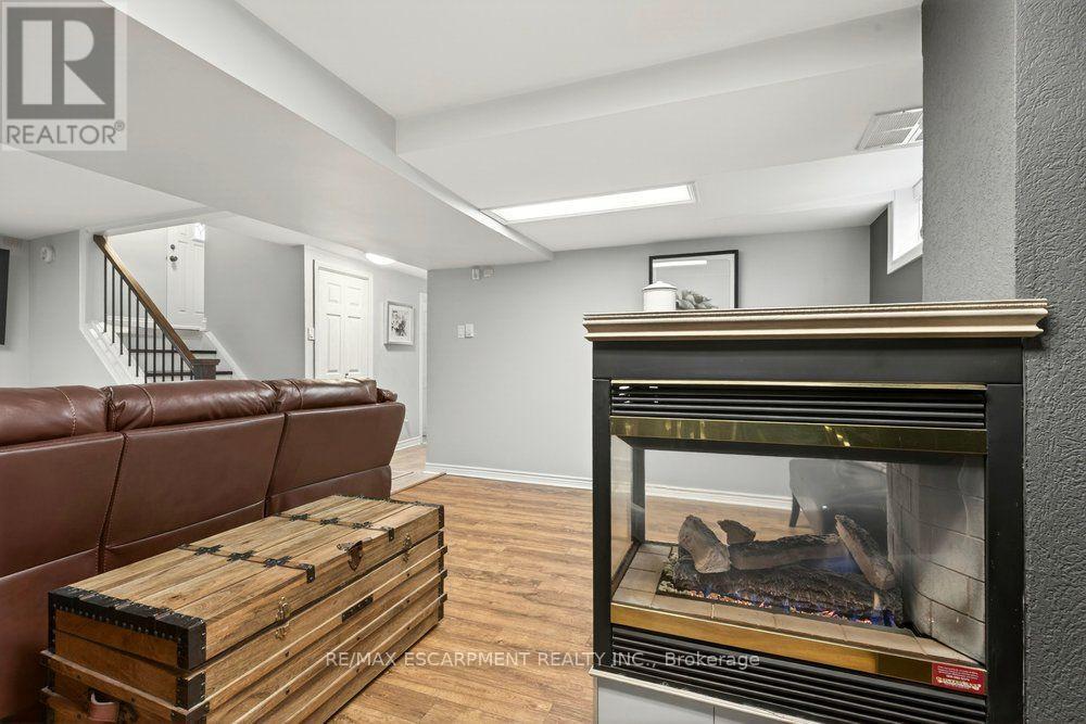 328 East 19Th Street, Hamilton, ON - Indoor Photo Showing Living Room With Fireplace