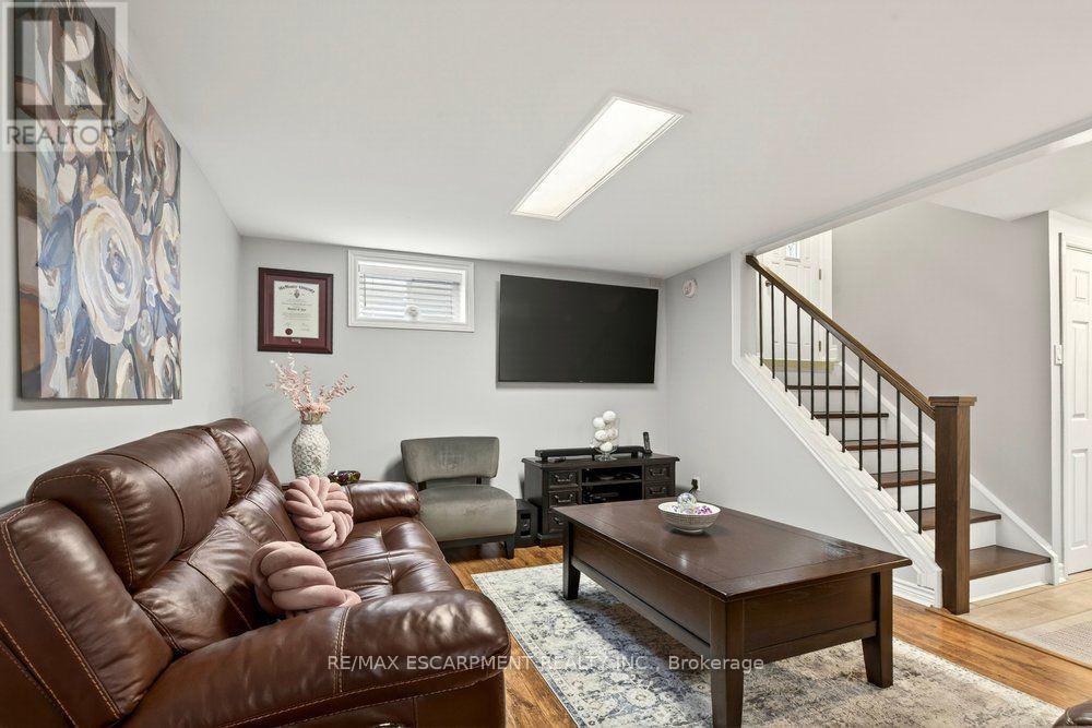 328 East 19Th Street, Hamilton, ON - Indoor Photo Showing Living Room