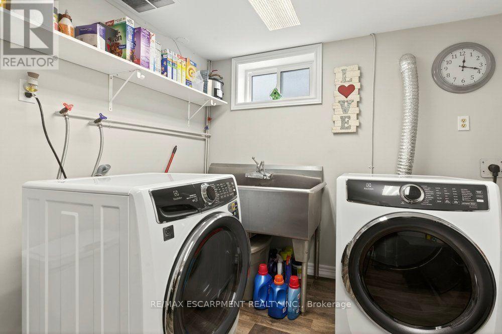 328 East 19Th Street, Hamilton, ON - Indoor Photo Showing Laundry Room