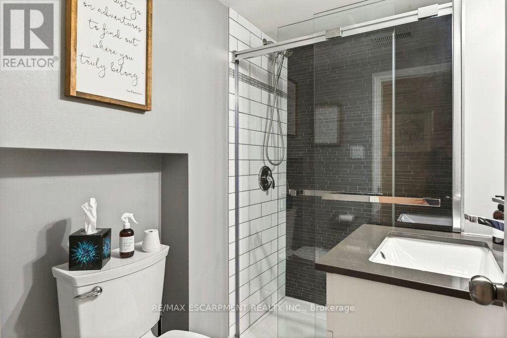 328 East 19Th Street, Hamilton, ON - Indoor Photo Showing Bathroom