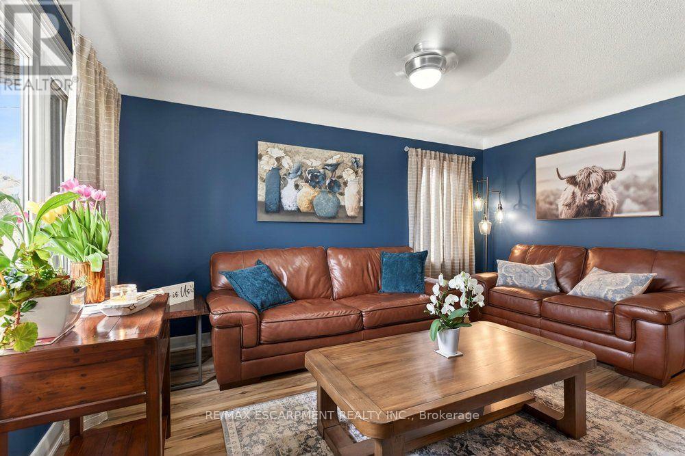 328 East 19Th Street, Hamilton, ON - Indoor Photo Showing Living Room