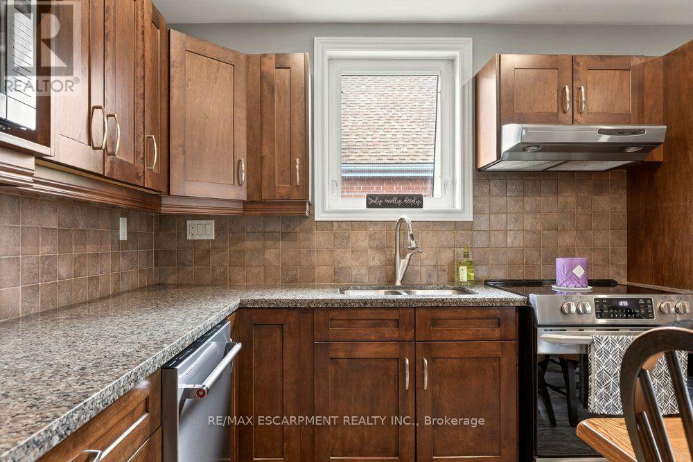328 East 19Th Street, Hamilton, ON - Indoor Photo Showing Kitchen With Double Sink