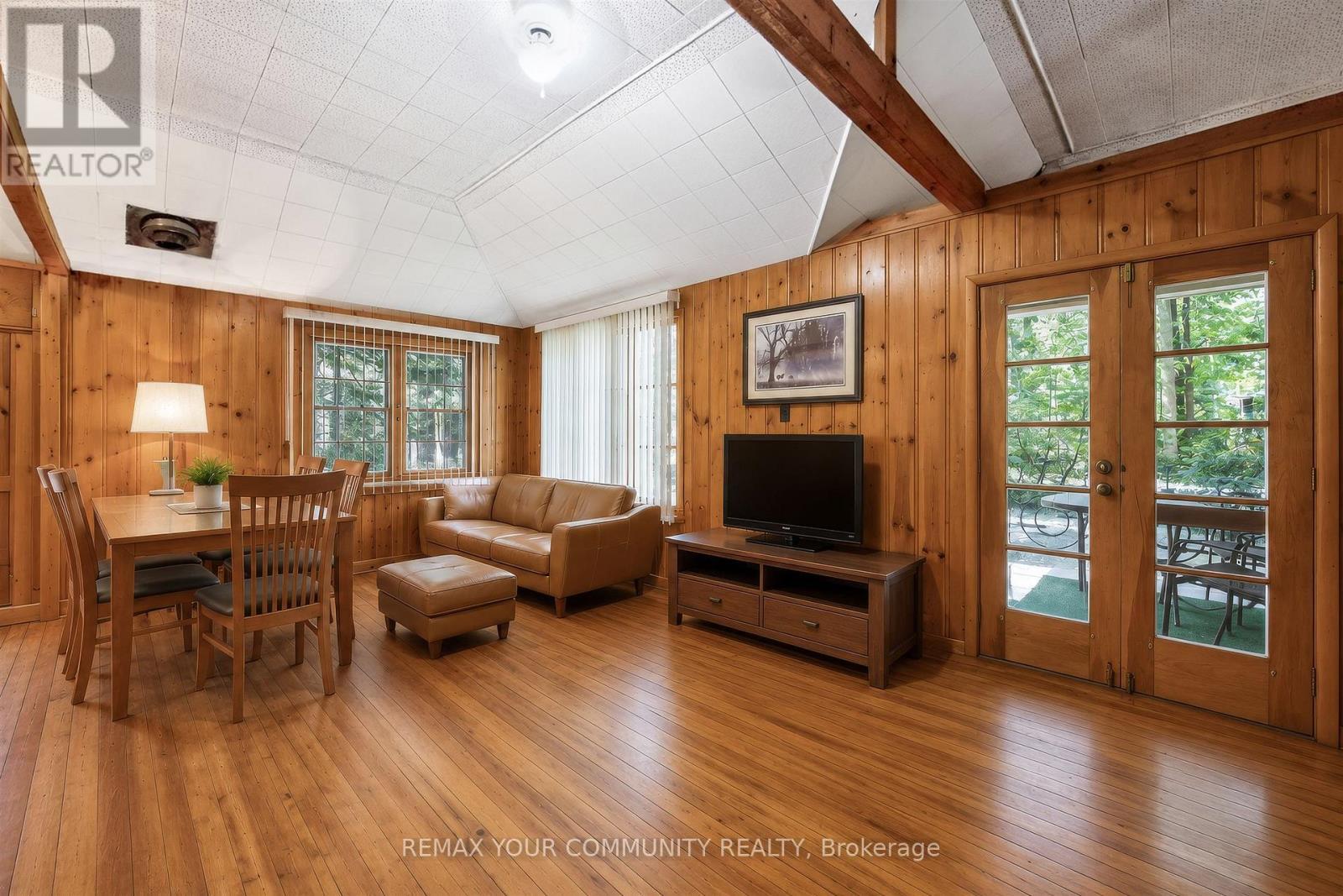 341 Tiny Beaches Road N, Tiny, ON - Indoor Photo Showing Living Room