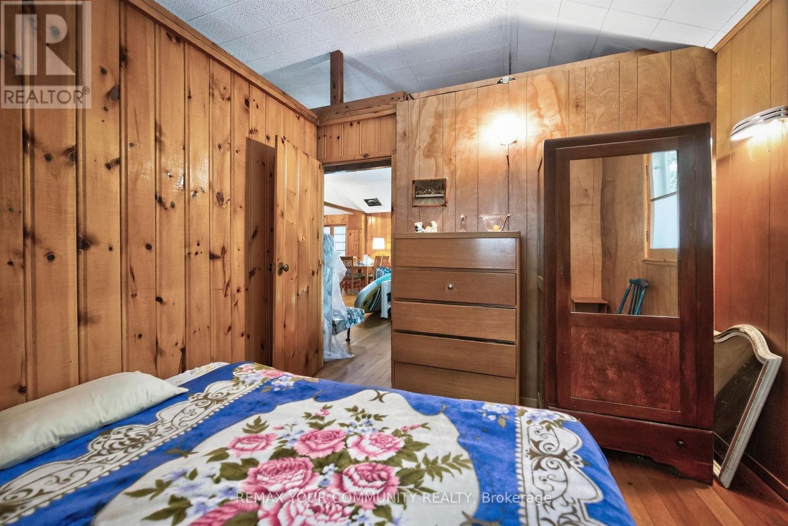 341 Tiny Beaches Road N, Tiny, ON - Indoor Photo Showing Bedroom