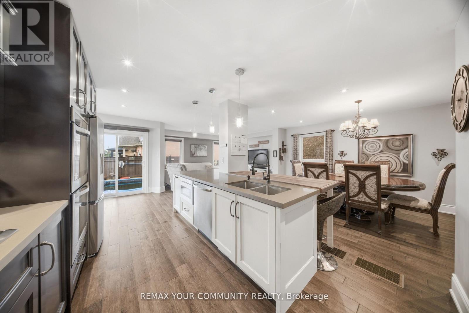 68 Goyo Gate, Vaughan, ON - Indoor Photo Showing Kitchen With Double Sink With Upgraded Kitchen
