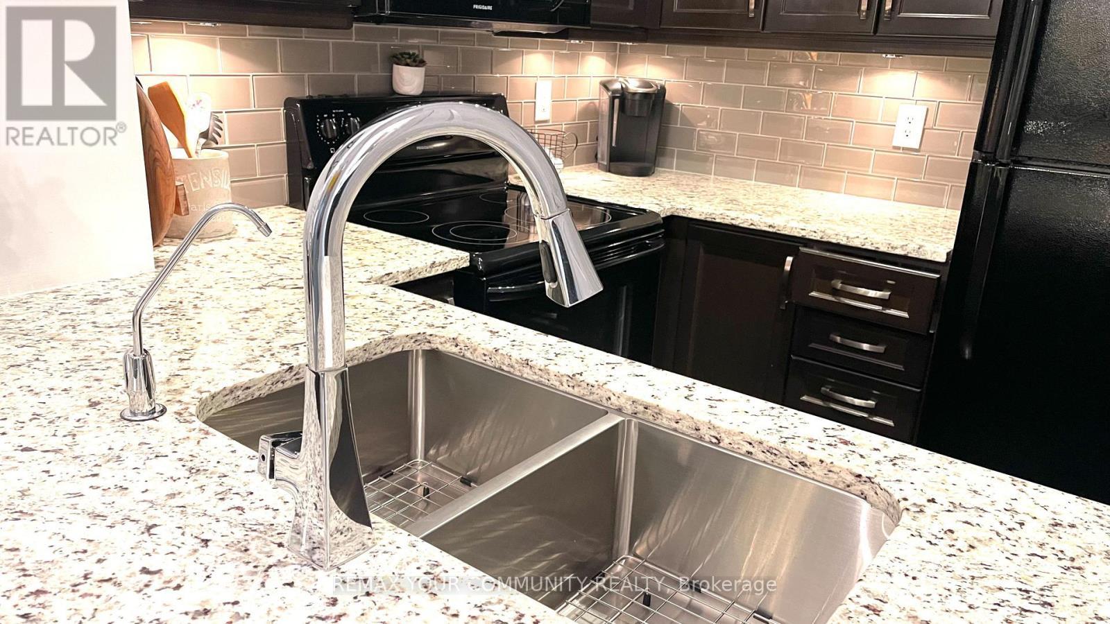 222 - 111 Civic Square Gate, Aurora, ON - Indoor Photo Showing Kitchen
