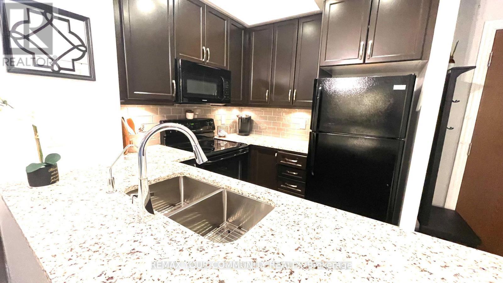 222 - 111 Civic Square Gate, Aurora, ON - Indoor Photo Showing Kitchen With Double Sink With Upgraded Kitchen
