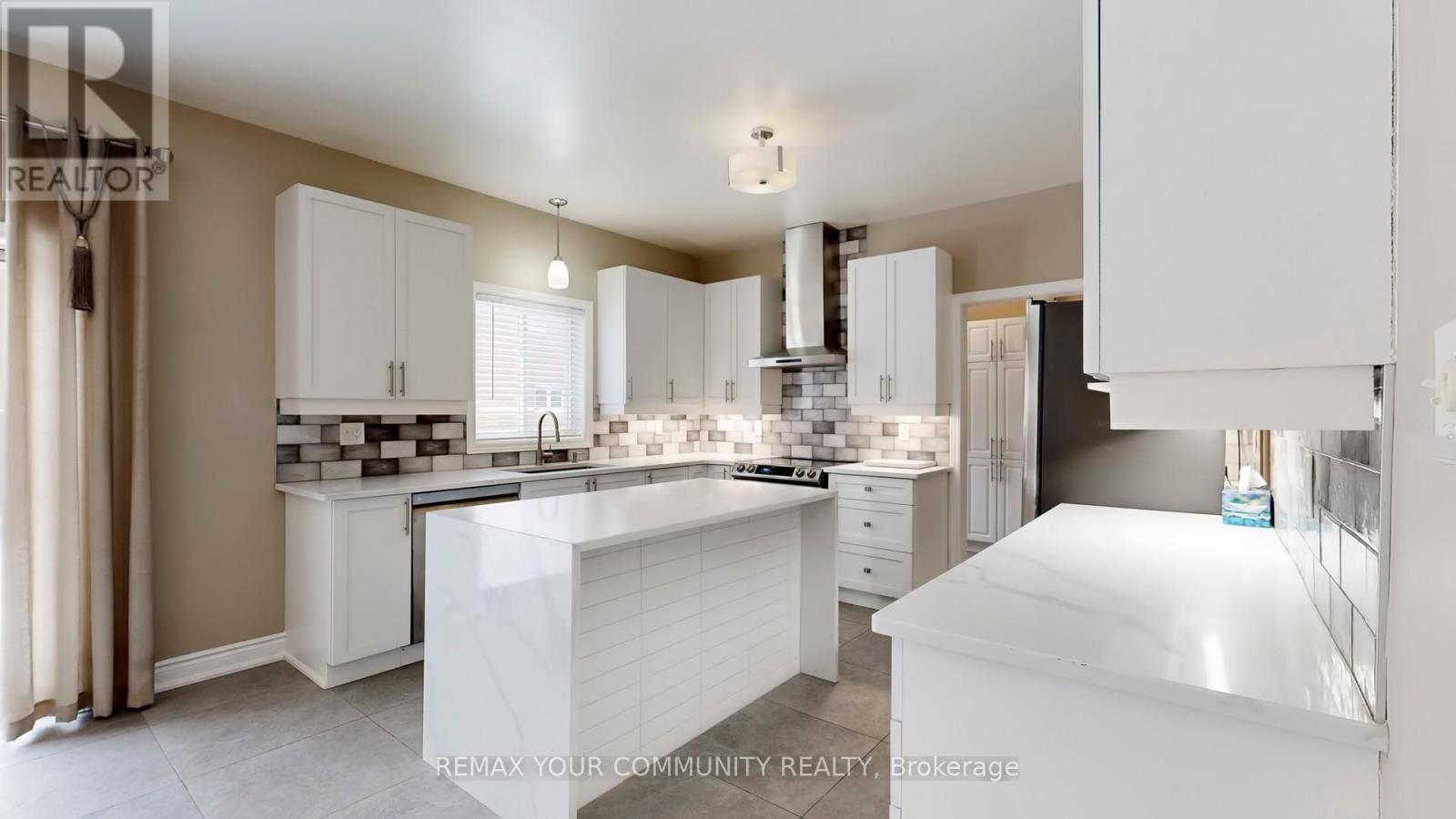8 Westacott Avenue, Ajax, ON - Indoor Photo Showing Kitchen With Upgraded Kitchen