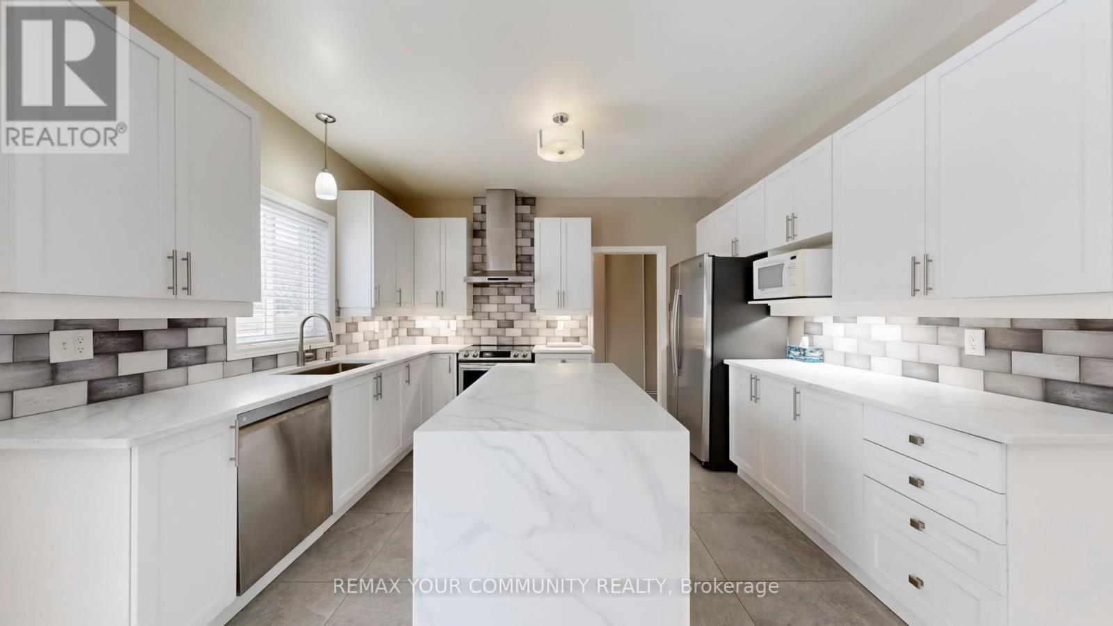8 Westacott Avenue, Ajax, ON - Indoor Photo Showing Kitchen With Upgraded Kitchen