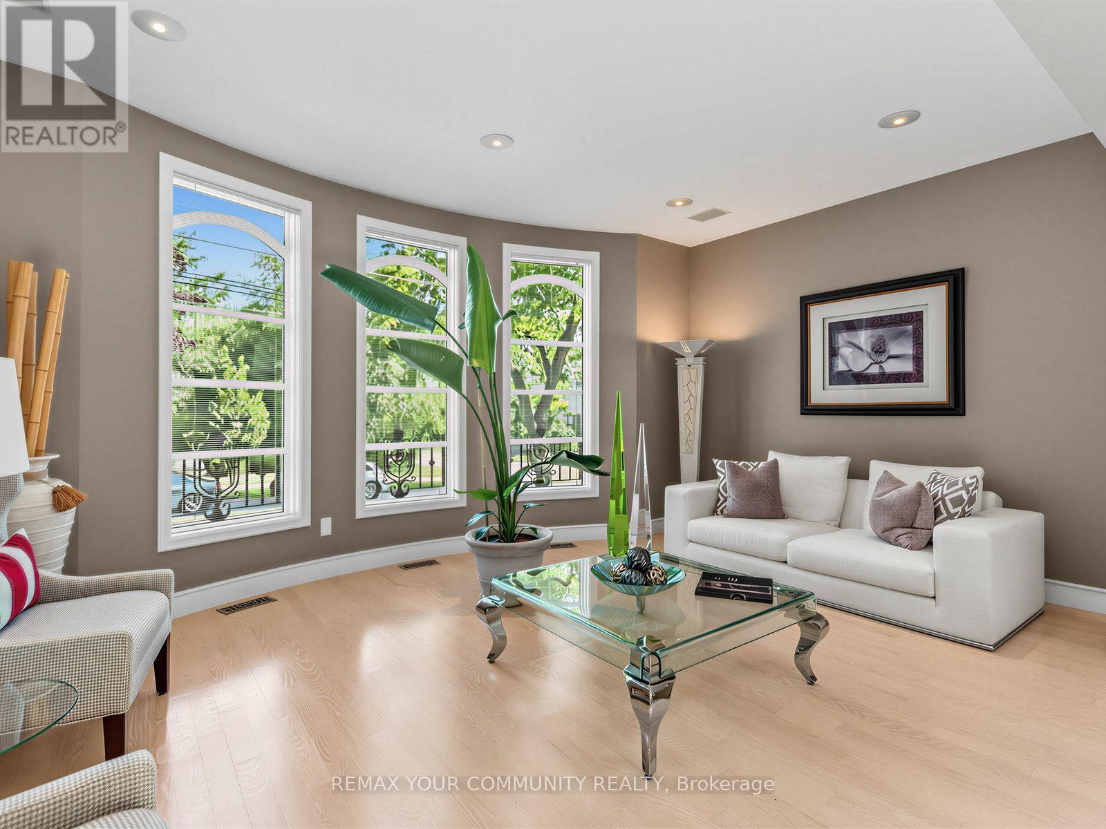 477 Old Orchard Grove, Toronto, ON - Indoor Photo Showing Living Room