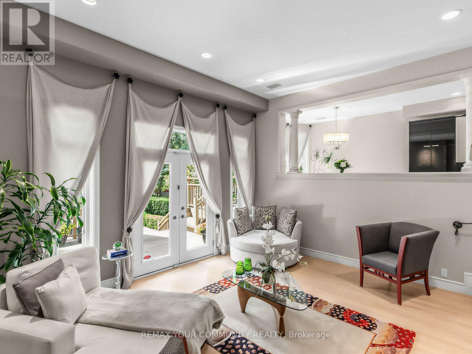 477 Old Orchard Grove, Toronto, ON - Indoor Photo Showing Living Room