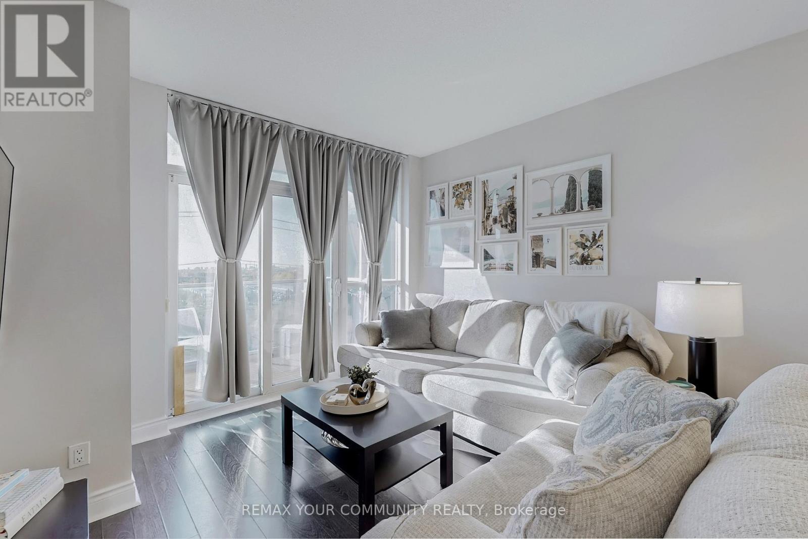 962 - 23 Cox Boulevard, Markham, ON - Indoor Photo Showing Living Room