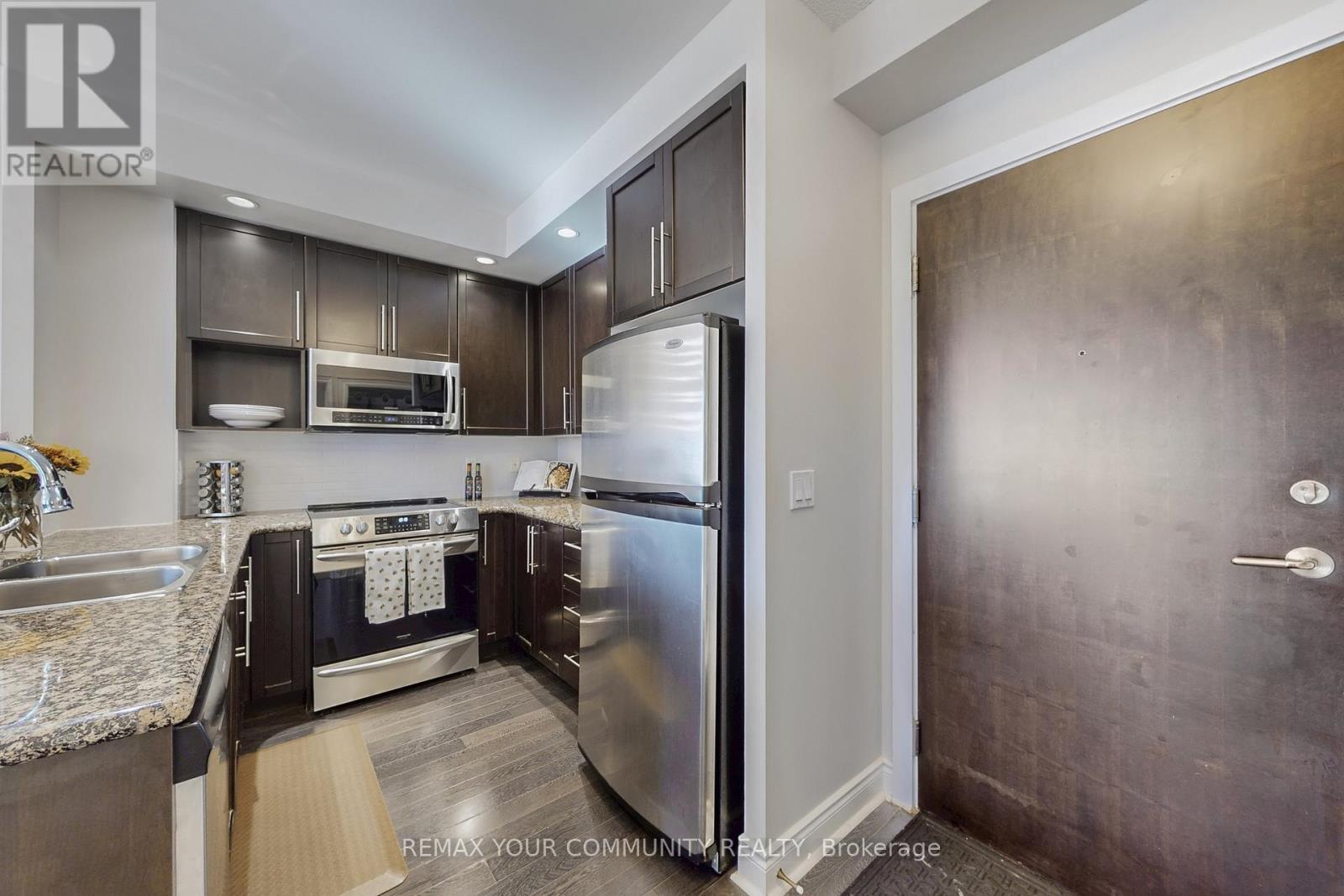 962 - 23 Cox Boulevard, Markham, ON - Indoor Photo Showing Kitchen With Double Sink