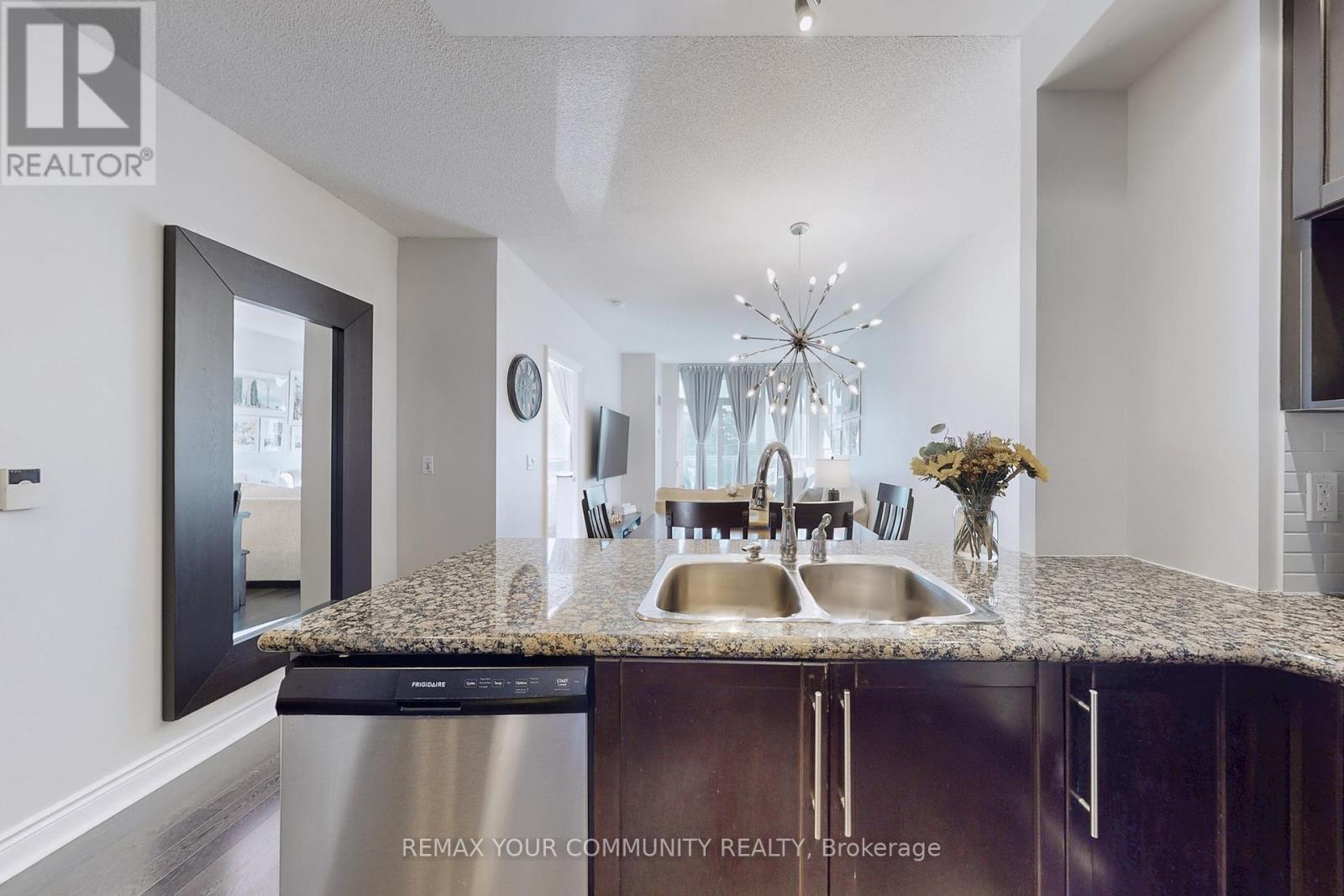 962 - 23 Cox Boulevard, Markham, ON - Indoor Photo Showing Kitchen With Double Sink With Upgraded Kitchen