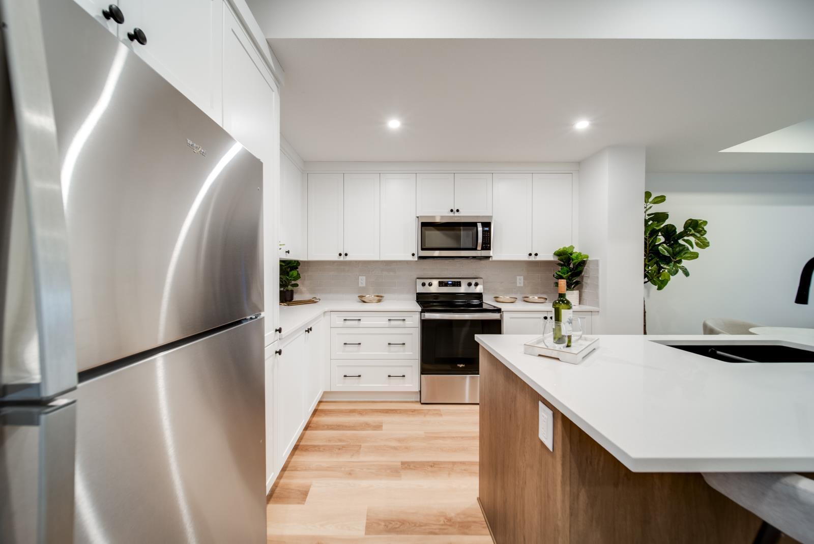 11121 62 Street, Edmonton, AB - Indoor Photo Showing Kitchen With Stainless Steel Kitchen With Double Sink With Upgraded Kitchen
