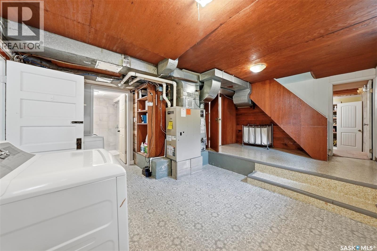 627 9Th Avenue N, Saskatoon, SK - Indoor Photo Showing Laundry Room