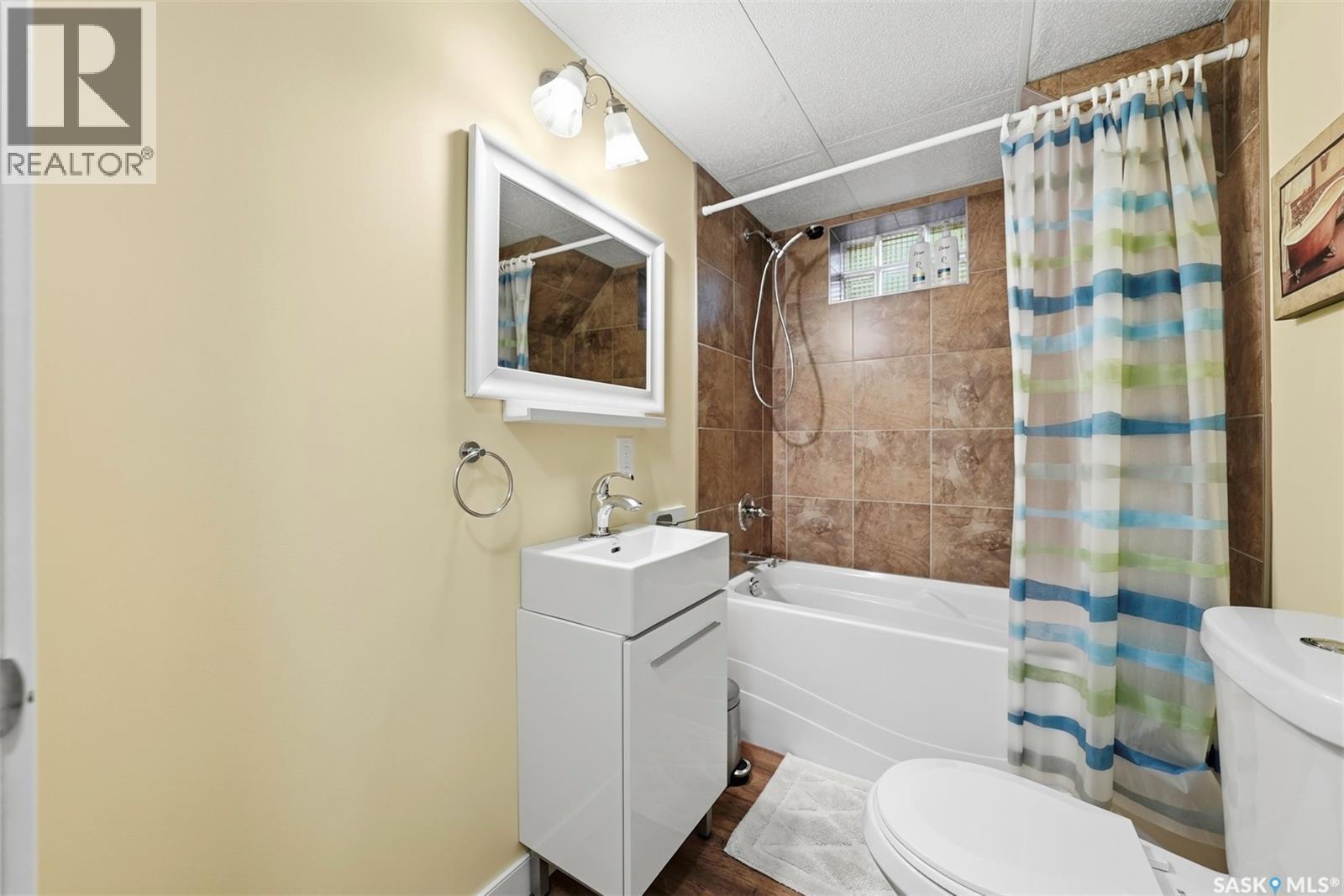 627 9Th Avenue N, Saskatoon, SK - Indoor Photo Showing Bathroom