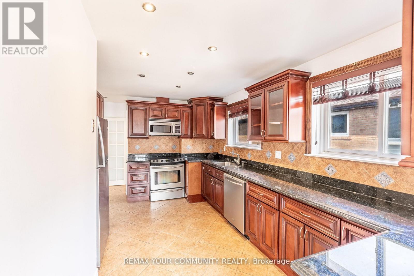 32 Marbury Crescent, Toronto, ON - Indoor Photo Showing Kitchen